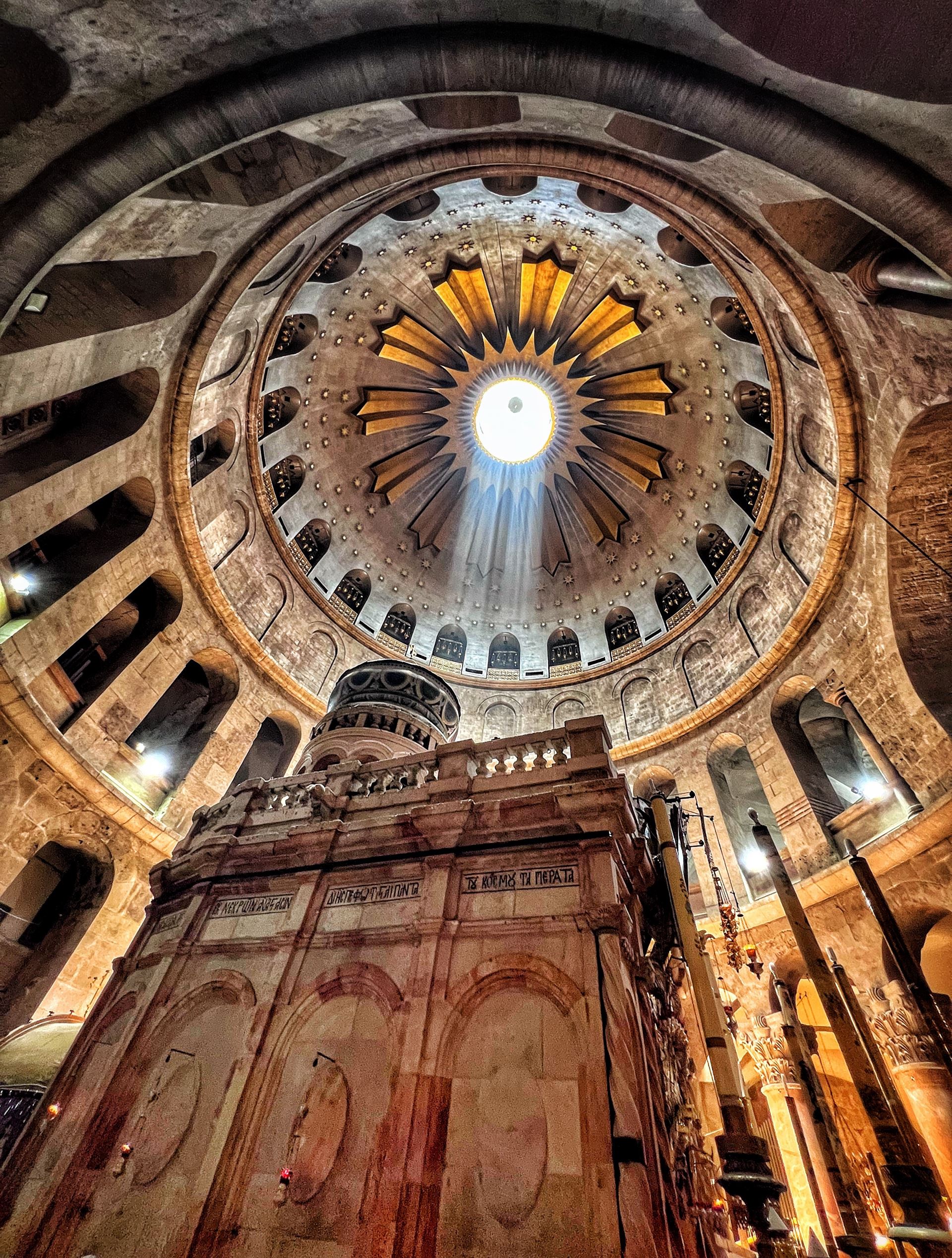 Jerusalem, sunlight streaming into the Church of Holy Sepulchre, cutted version _ Credit Rami Cohen