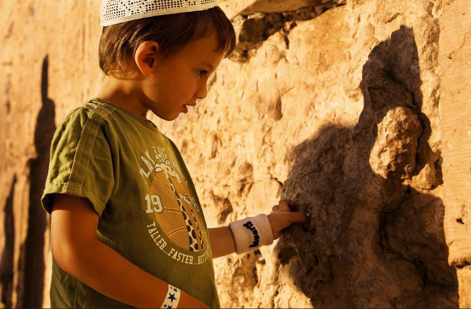 Jerusalem, child at the Western Wall _ Credit Noam Chen for the Israeli Ministry of Tourism