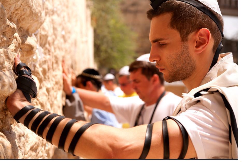 Jerusalem, Tefillin at the Western Wall_ Credit Noam Chen for the Israeli Ministry of Tourism