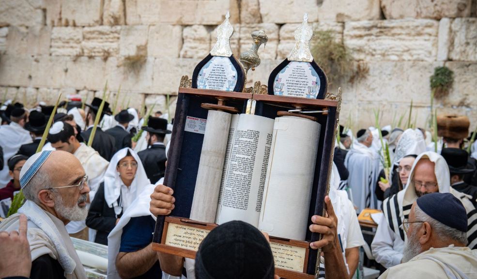 Sukkot prayers at the Western Wall _ Credit Neta Avital