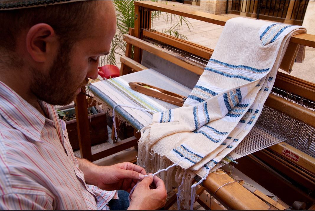 Talit weaving _ Credit Noam Chen for rhe Israeli Ministry of Tourism